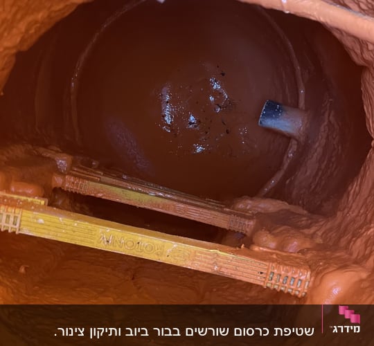 תמונה של פנים צינור או מיכל עם צינורות וחיבורים